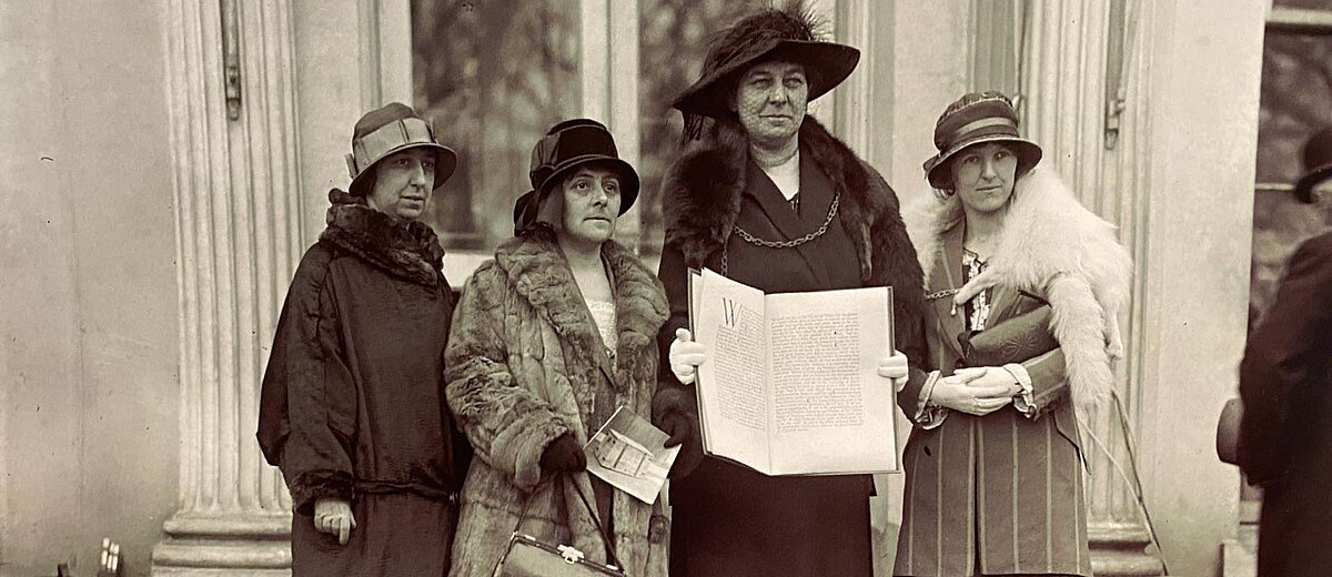 Annie Jane Hughes Griffiths gyda Deiseb Heddwch Menywod Cymru a’r ddirprwyaeth aeth i Washington, Mawrth 1924 (o’r chwith i’r dde): Mrs Gladys Thomas, Miss Mary Ellis a Miss Eined Prys