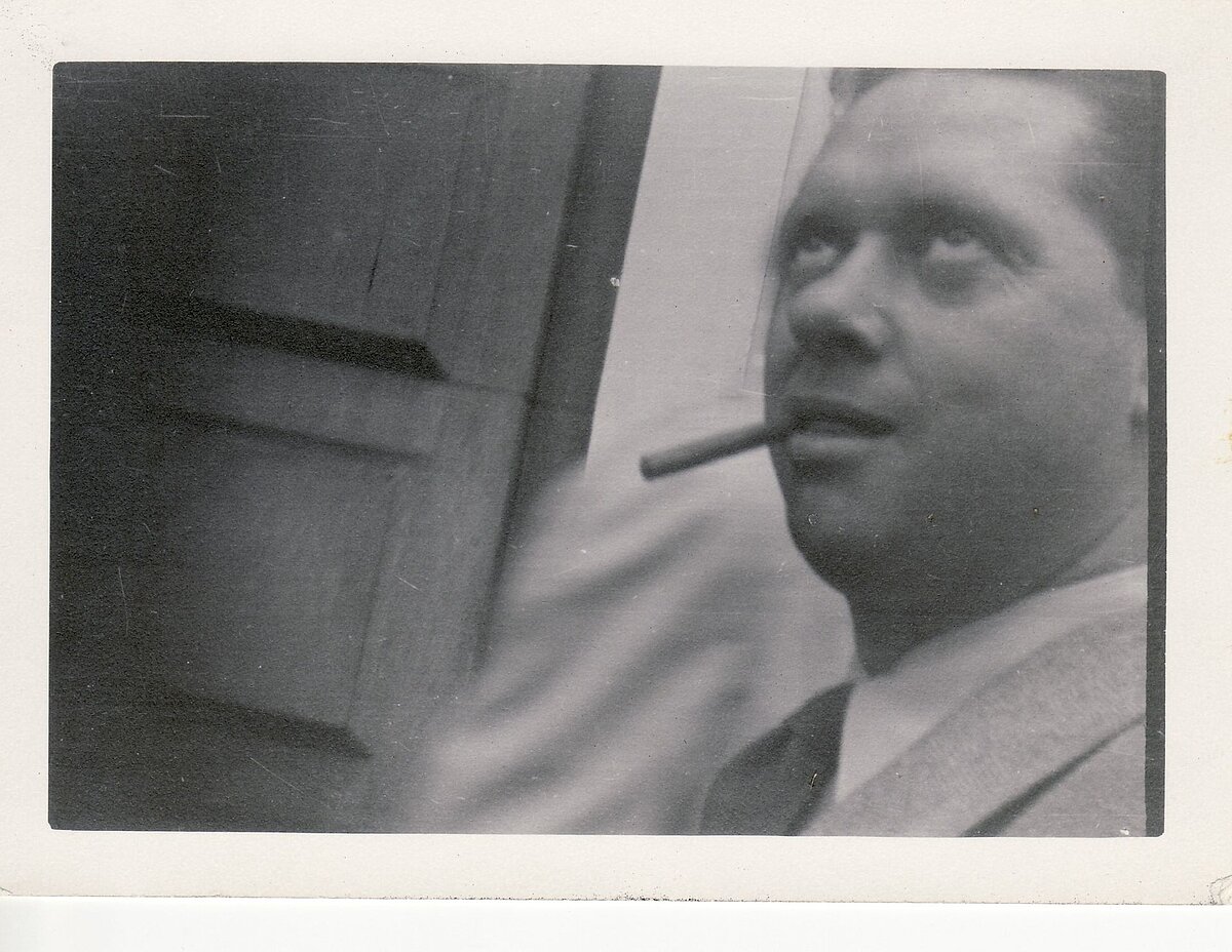 Ffotograff o Dylan Thomas y credir iddo gael ei dynnu gan y bardd a'r detholwr Americanaidd Oscar Williams rhwng 1950 ac 1953, yn ystod teithiau llenyddol Dylan i America.