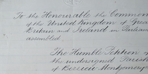 Cyflwyniad i ddeiseb wedi'i ysgrifennu â llaw ar femrwn.