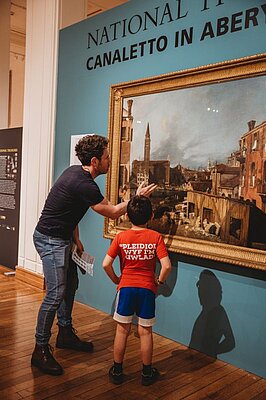 Person a phlentyn yn edrych ar ddarlun Canaletto