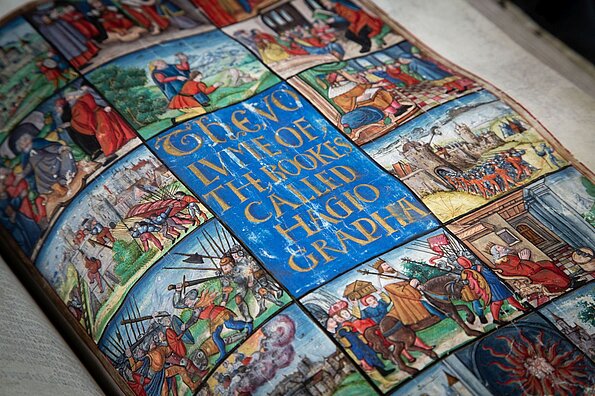 Delwedd o feibl o'r arddangosfa 'Aduniad: Beiblau Mawr Harri’r VIII a Thomas Cromwell'