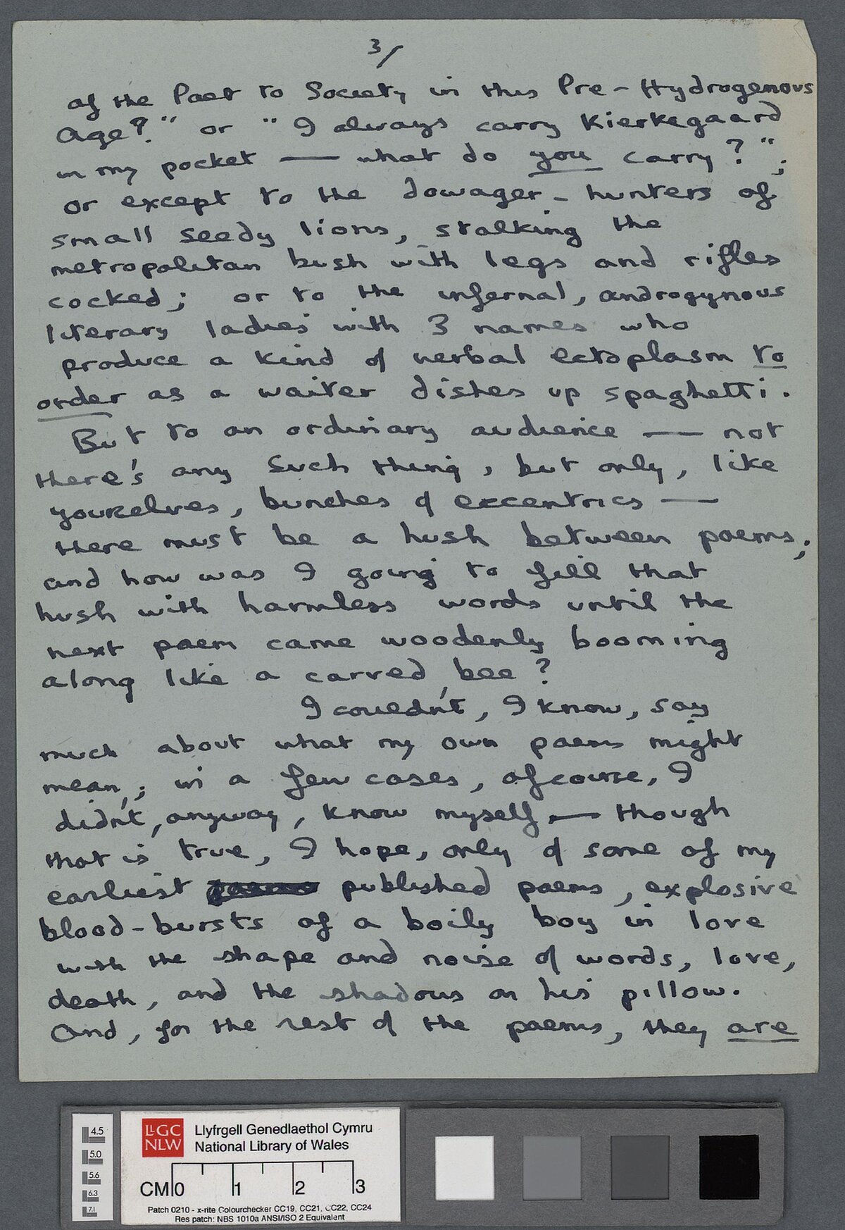 Trydedd dudalen drafft, yn cynnwys nifer o newidiadau, o gyflwyniad i ddarlleniad barddoniaeth gan Dylan Thomas.
