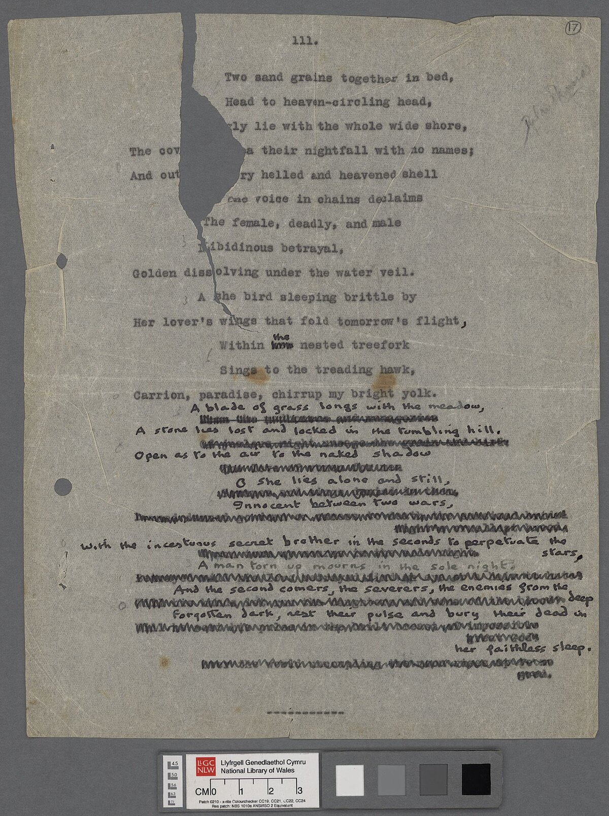 Teipysgrif copi carbon o drydydd penill y gerdd, 'Into her lying down head', gyda'r ddeg llinnell olaf wedi'u croesi allan a'u hail-ysgrifennu yn llaw'r bardd.