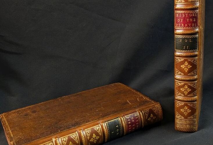Y ddau gyfrol o gopi'r Llyfrgell o 'The General History of the Pyrates'