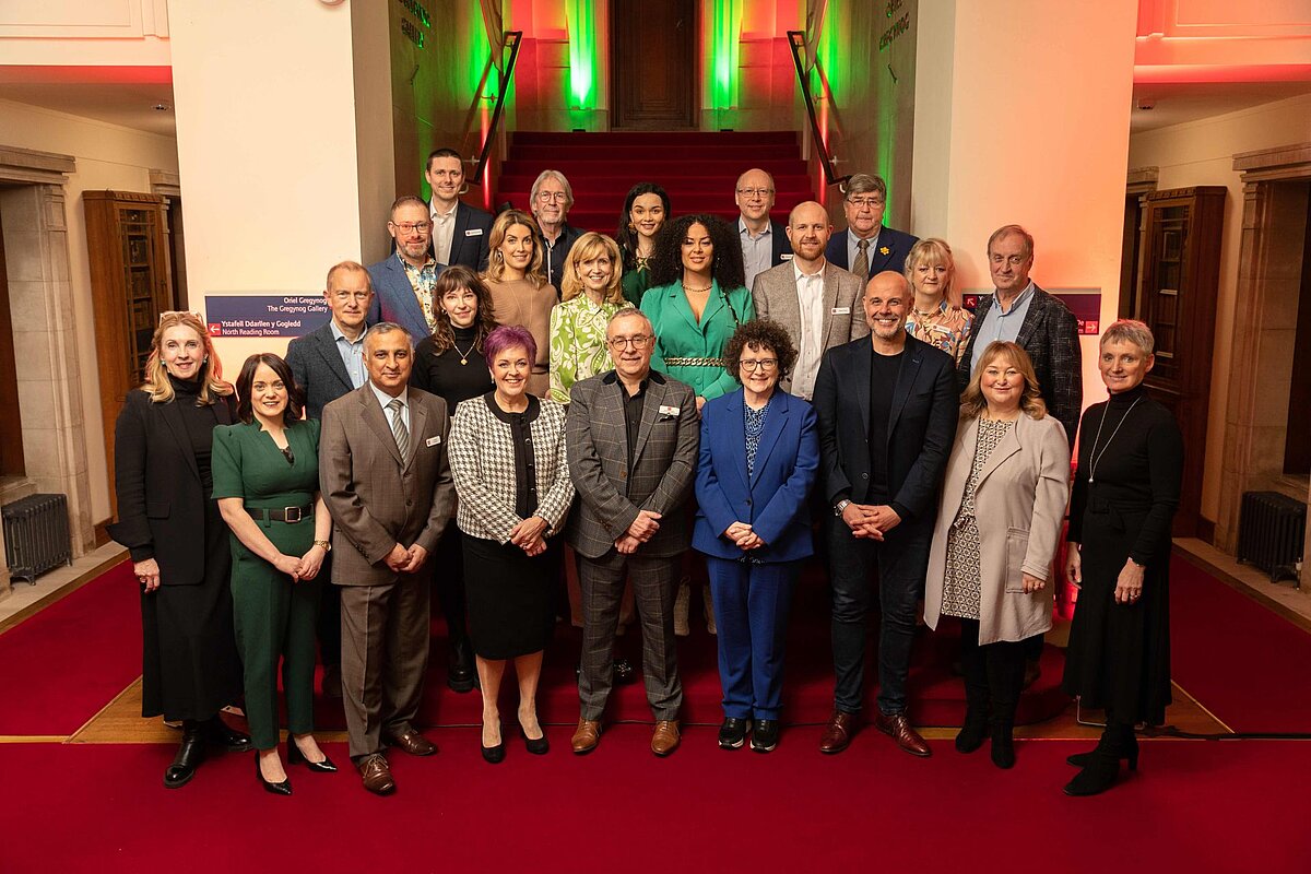 Llun grŵp ar y prif risiau yn y Llyfrgell Genedlaethol. Yn cynnwys gwesteuon a staff yn agoriad Archif Ddarlledu Cymru