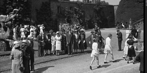 Ashford Welsh Girls' School, Middlesex yn cynnal diwrnod areithiau yn ei chartref newydd, Castell Powys