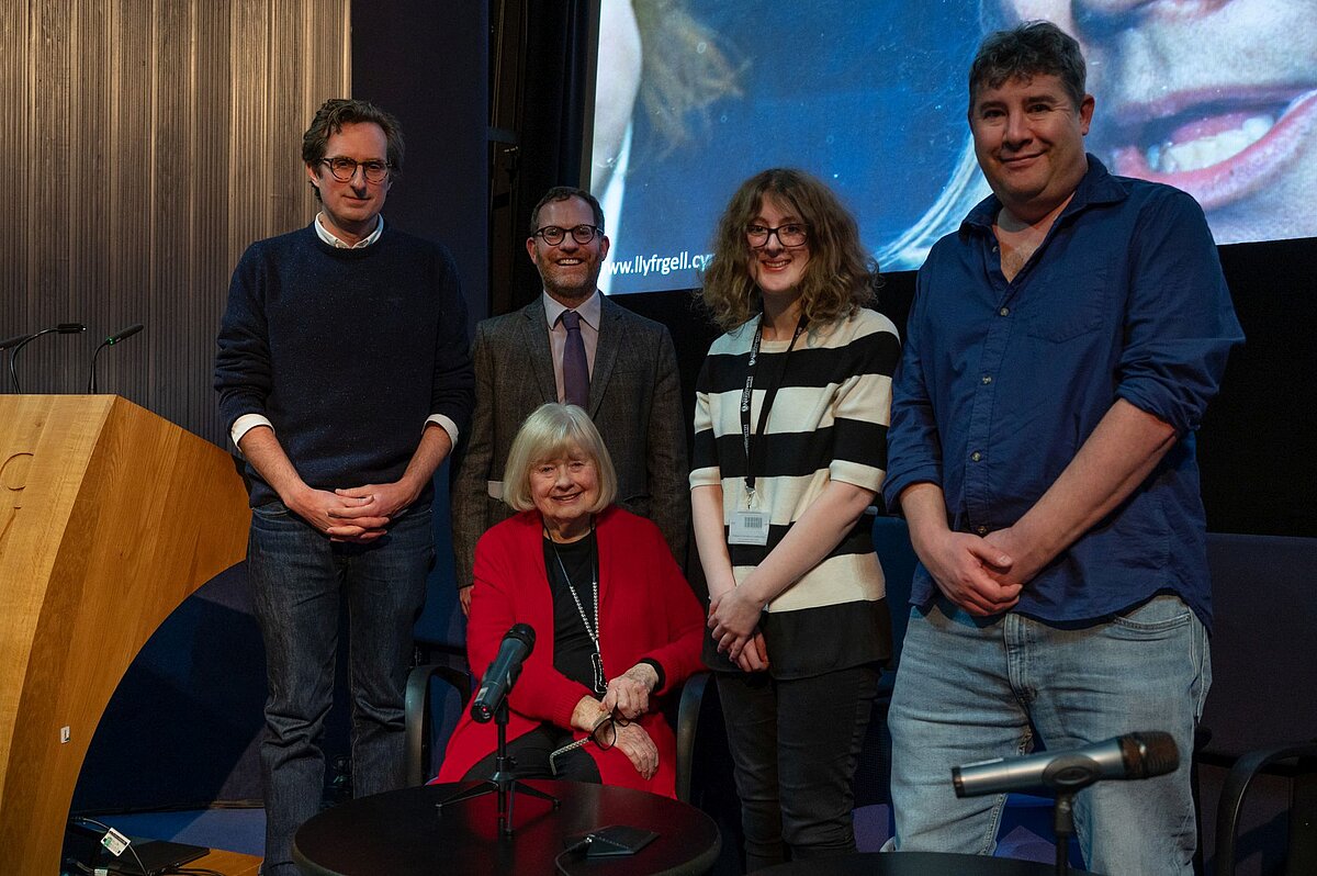 Ann Clwyd, Oliver Craner, Dr James Vaughan, Rob Phillips a Siân Smith yn y Drwm yn y Llyfrgell yn ystod lawnsiad prosiect Archif Ann Clwyd