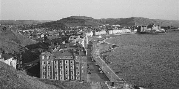 Golygfa dros Aberystwyth a'r prom