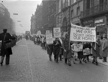 Protest yn Lerpwl/Protest in Liverpool, Geoff Charles Protest yn Lerpwl/Protest in Liverpool, Geoff Charles