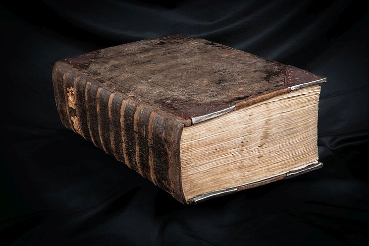 Delwedd o feibl o'r arddangosfa 'Aduniad: Beiblau Mawr Harri’r VIII a Thomas Cromwell'