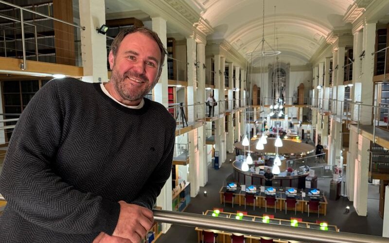 Scott Quinnell yn ystafell ddarllen y Llyfrgell