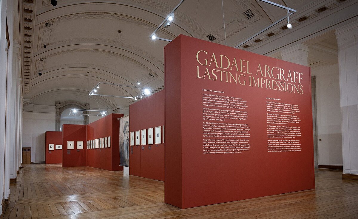 Llun cyffredinol o arddangosfa 'Gadael Argraff Lasting Impressions' yn Oriel Gregynog yn y Llyfrgell