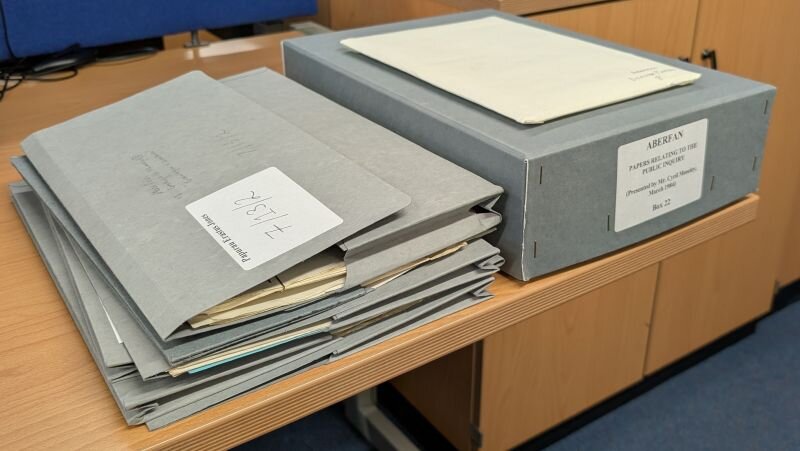 Detholiad o focsys a ffeiliau wedi'u labelu 'Aberfan Papers'