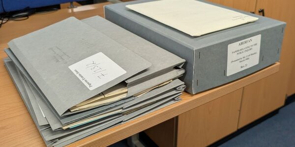 Detholiad o focsys a ffeiliau wedi'u labelu 'Aberfan Papers'