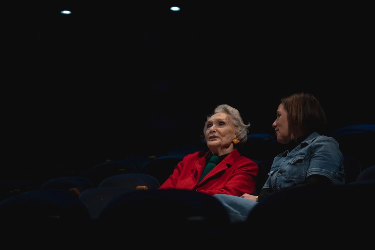 Siân Phillips gyda Dot Davies yn y Drwm Siân Phillips gyda Dot Davies yn y Drwm