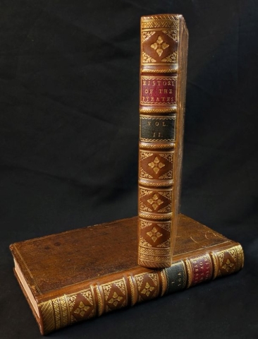Y ddwy gyfrol o gopi y Llyfrgell o "The General Historie of the Pyrates" cc