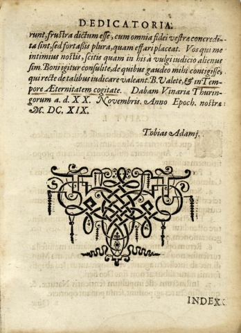 Tudalen olaf y cyflwyniad gan y cyfrannwr Tobias Adami gan gynnwys y geiriau a danlinellwyd "Intempore aeternitatem cogitate" a gyfieithir fel "Meddyliwch am dragwyddoldeb heb amser" cc