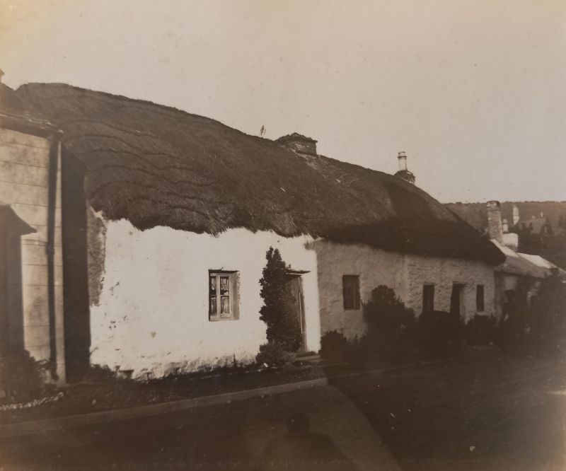 Bwthyn gwyngalchog gyda tho gwellt