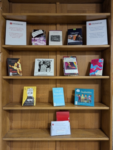 Arddangosfa o lyfrau am anabledd yn Ystafell Ddarllen y Llyfrgell cc