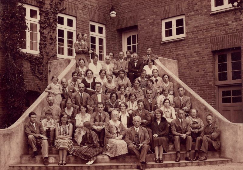 Llun sepia o fynychwyr Cwrs Saesneg Taleithiau Denmarc yn Silkeborg ym 1930.