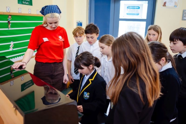 Disgyblion yn chwarae'r piano h