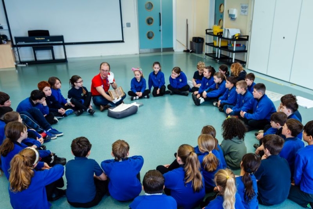 Disgyblion yn dysgu am gasgliadau'r Llyfrgell h