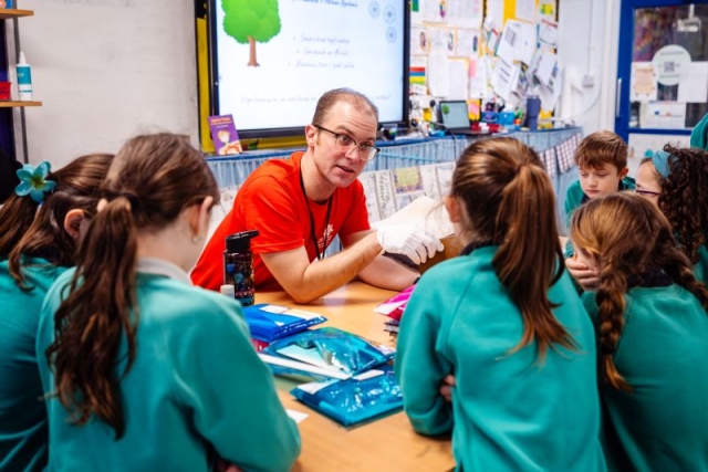 Disgyblion yn dysgu am gasgliadau'r Llyfrgell h