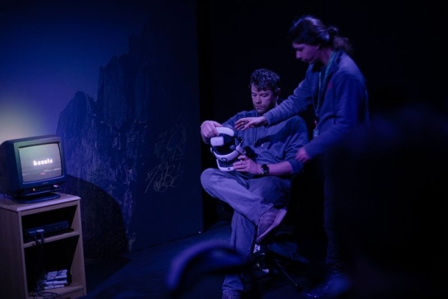 Defnyddiwr yn rhoi cynnig arni h