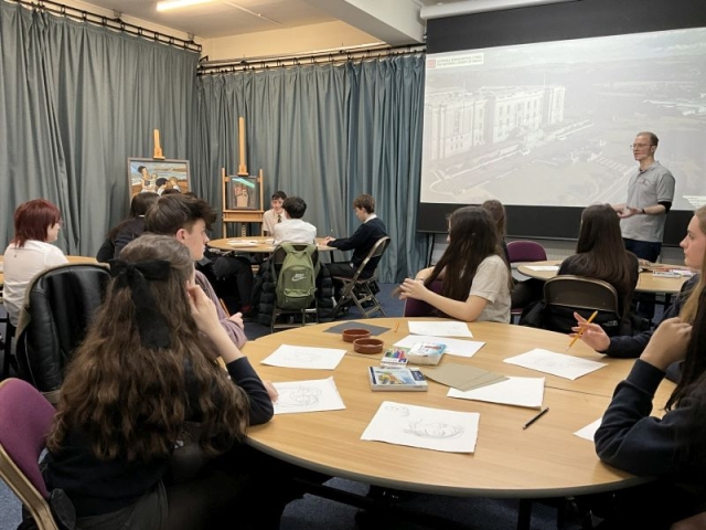 Disgyblion yn gwrando ar y cyflwyniad h