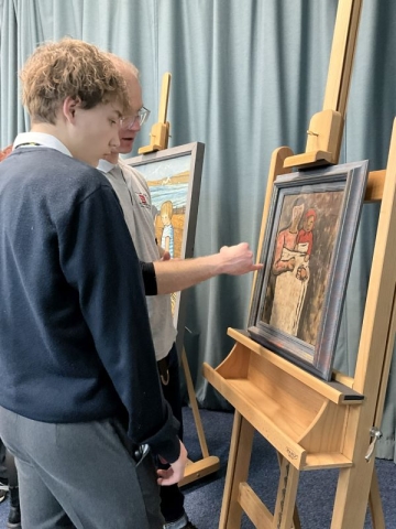 Edrych yn agosach ar un o'r gweithiau celf h