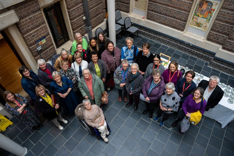 Llun grŵp o'r seremoni