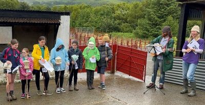 Plant ysgol yn canu ar y fferm
