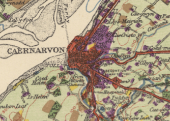 Mae Caernarfon wedi'i lliwio'n goch yn bennaf gyda rhywfaint o borffor. Mae adeiladau unigol yn anodd eu hadnabod