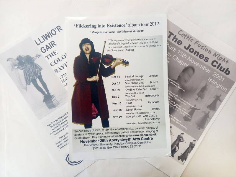 Tri phoster o gasgliadau Sianed Elin Jones yn hysbysebu perfformiadau amrywiol; mae'r poster canol yn cynnwys delwedd o Sianed Jones yn chwarae'r ffidil yn erbyn cefndir gwyn.